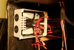 Robot arm wiring jbox black red.jpg
